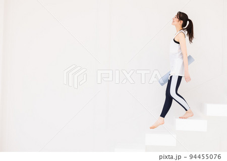 スポーツウェアの女性 スポーツウェアの女性 94455076