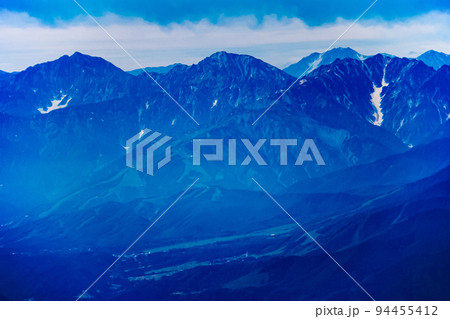 火打山山頂から北アルプスの絶景を望む 唐松岳、五竜岳、鹿島槍ヶ岳、八方尾根 火打山山頂から北アルプスの絶景を望む 唐松岳、五竜岳、鹿島槍ヶ岳、八方尾根 94455412