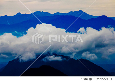 火打山山頂から北アルプスの絶景を望む　槍穂高連峰遠景 94455414