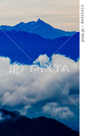 火打山山頂から北アルプスの絶景を望む　槍ヶ岳 94455415