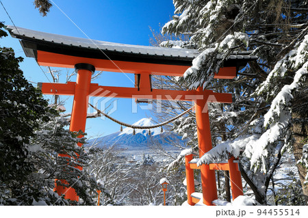 雪景色の新倉山浅間公園より望む富士山　山梨県富士吉田市 94455514