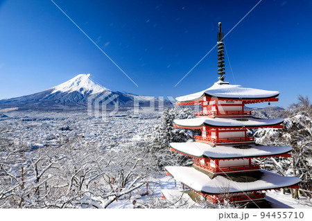 雪景色の新倉山浅間神社忠霊塔と富士山の絶景　山梨県富士吉田市 94455710