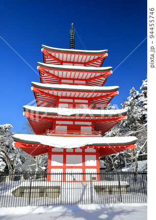 雪景色の新倉山浅間神社忠霊塔 山梨県富士吉田市 雪景色の新倉山浅間神社忠霊塔 山梨県富士吉田市 94455746