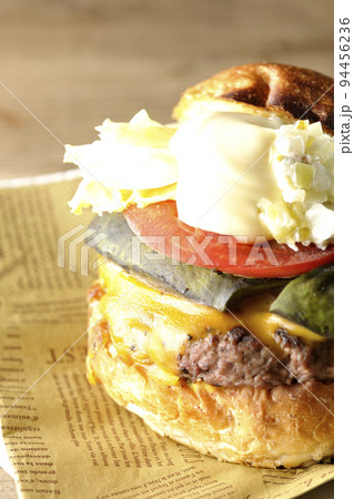 ペーパーナプキンの上のアボカドチーズバーガー ペーパーナプキンの上のアボカドチーズバーガー 94456236