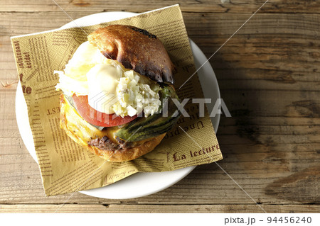 ペーパーナプキンの上のアボカドチーズバーガー ペーパーナプキンの上のアボカドチーズバーガー 94456240
