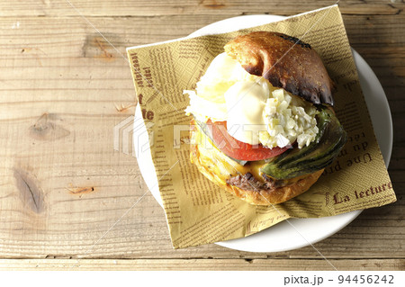ペーパーナプキンの上のアボカドチーズバーガー 94456242