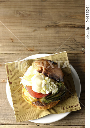 ペーパーナプキンの上のアボカドチーズバーガー ペーパーナプキンの上のアボカドチーズバーガー 94456244