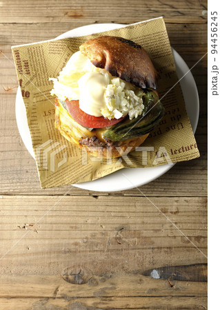 ペーパーナプキンの上のアボカドチーズバーガー ペーパーナプキンの上のアボカドチーズバーガー 94456245