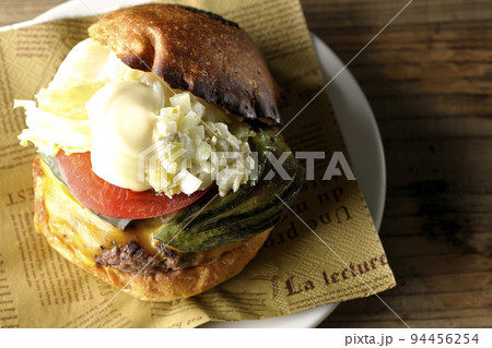 ペーパーナプキンの上のアボカドチーズバーガー ペーパーナプキンの上のアボカドチーズバーガー 94456254