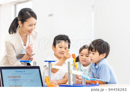 実験教室　撮影協力：中央工学校附属日本語学校 94456263