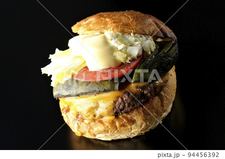 アボカドチーズバーガーを黒背景で撮影 94456392