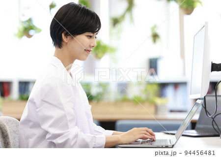 事務作業する医療従事者の女性__1 94456481