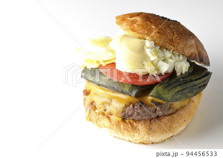 アボカドチーズバーガーを白背景で撮影 アボカドチーズバーガーを白背景で撮影 94456533