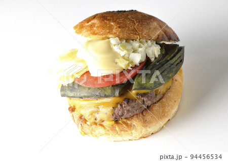 アボカドチーズバーガーを白背景で撮影 アボカドチーズバーガーを白背景で撮影 94456534