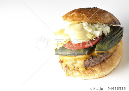 アボカドチーズバーガーを白背景で撮影 アボカドチーズバーガーを白背景で撮影 94456536
