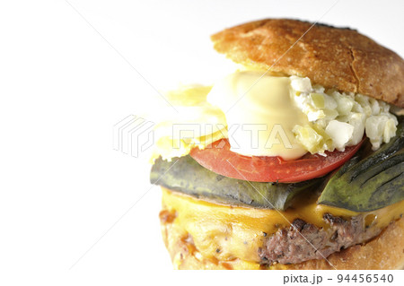 アボカドチーズバーガーを白背景で撮影 94456540