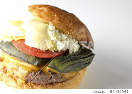アボカドチーズバーガーを白背景で撮影 アボカドチーズバーガーを白背景で撮影 94456541