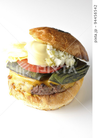 アボカドチーズバーガーを白背景で撮影 アボカドチーズバーガーを白背景で撮影 94456542