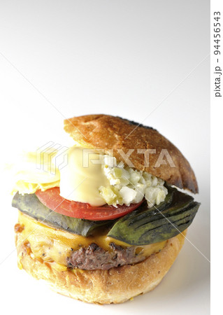 アボカドチーズバーガーを白背景で撮影 94456543