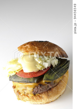 アボカドチーズバーガーを白背景で撮影 アボカドチーズバーガーを白背景で撮影 94456549