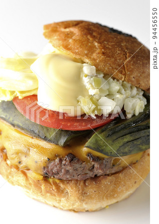 アボカドチーズバーガーを白背景で撮影 アボカドチーズバーガーを白背景で撮影 94456550