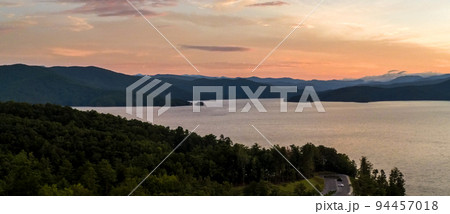 beautiful early morning sunrise on lake jocassee south carolina 94457018