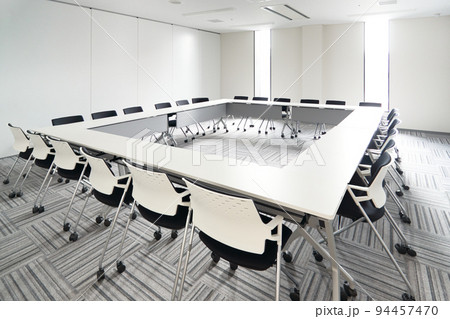 明るい光が射し込む会議室　オフィス　インテリア　イメージ 94457470