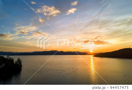 beautiful early morning sunrise on lake jocassee south carolina beautiful early morning sunrise on lake jocassee south carolina 94457475