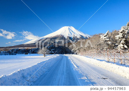 降雪の山中湖花の都公園から望む富士山の絶景 山梨県山中湖村 降雪の山中湖花の都公園から望む富士山の絶景 山梨県山中湖村 94457963