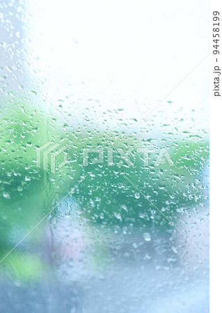 窓に着いた雨の背景 窓に着いた雨の背景 94458199