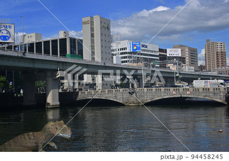 堂島川に架かる大江橋と恐竜 94458245
