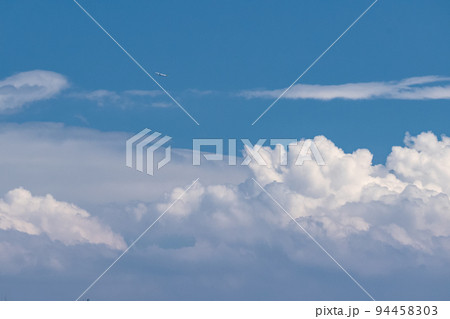 飛行機と夏の空 94458303