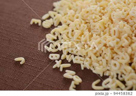アルファベットのパスタ 94458362