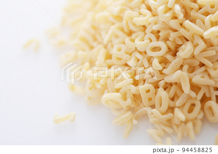 アルファベットのパスタ 94458825