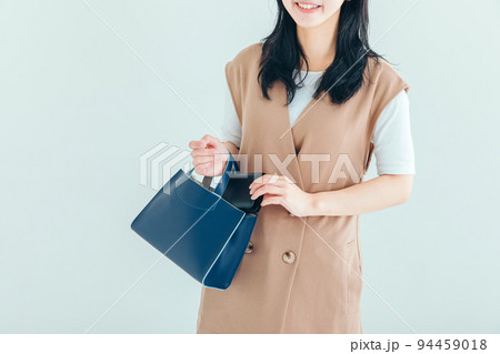 バックから財布を取り出す女性 Autumn バックから財布を取り出す女性 Autumn 94459018