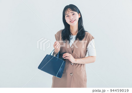 バックから財布を取り出す女性　Autumn 94459019