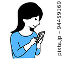 スマートフォンを見る女性横向き/単色 94459169
