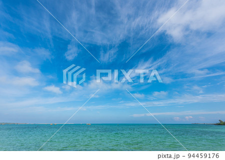 沖縄県宮古島伊良部島の佐和田の浜の満潮風景 94459176