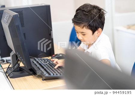 IT教育　撮影協力：中央工学校附属日本語学校 94459195