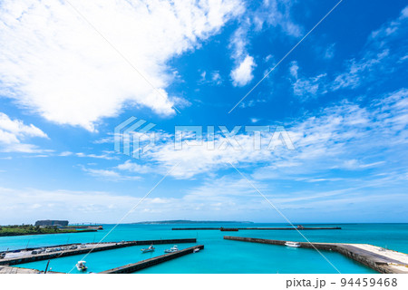 海が美しい宮古島の漁港 94459468