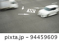 交差点内に表記された右折方法の指示 94459609