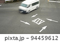 交差点内に表記された右折方法の指示 94459612