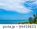 沖縄県の宮古島伊良部島の美しい海と空 94459633