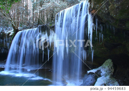 厳冬の鍋ヶ滝（熊本県小国町） 94459683