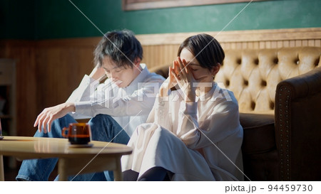 別れ際のカップル 94459730