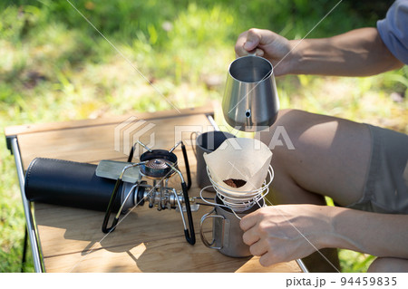 屋外でコーヒーをハンドドリップする様子 屋外でコーヒーをハンドドリップする様子 94459835