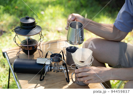 屋外でコーヒーをハンドドリップする様子 屋外でコーヒーをハンドドリップする様子 94459837