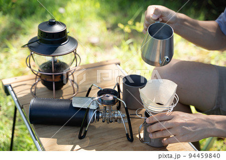 屋外でコーヒーをハンドドリップする様子 屋外でコーヒーをハンドドリップする様子 94459840