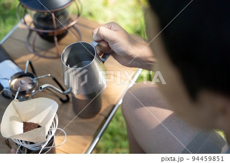 屋外でコーヒーをハンドドリップする様子 屋外でコーヒーをハンドドリップする様子 94459851