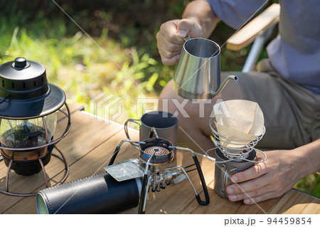 屋外でコーヒーをハンドドリップする様子 屋外でコーヒーをハンドドリップする様子 94459854